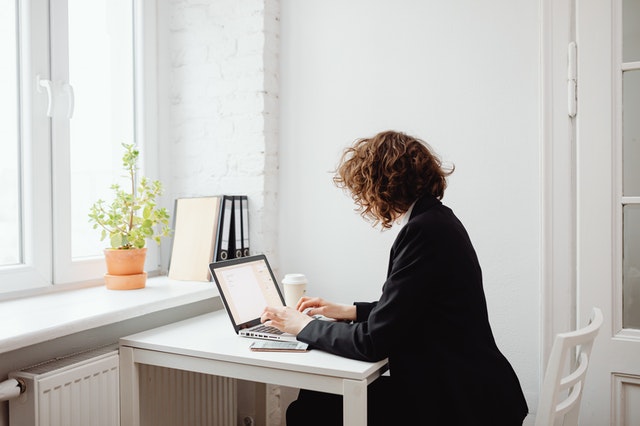 kobieta pracująca w biurze przy laptopie