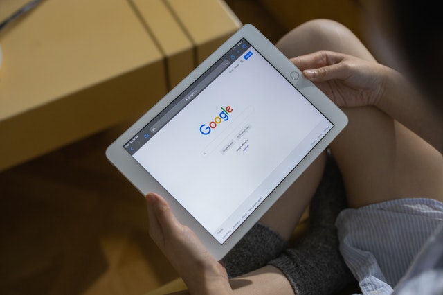 tablet z otworzoną wyszukiwarką Google