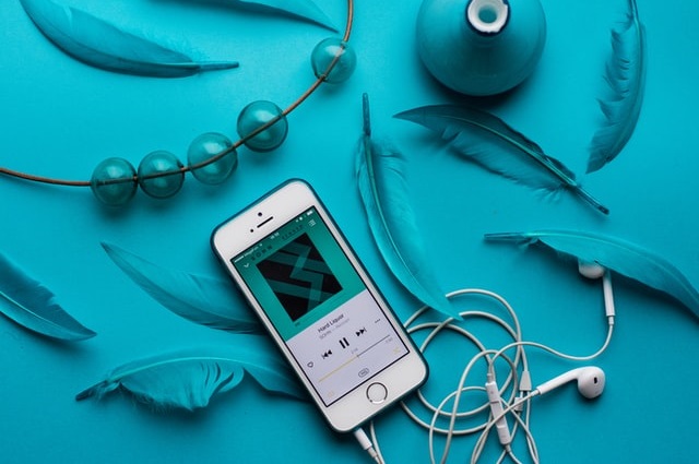 Telefon z włączoną muzyką
